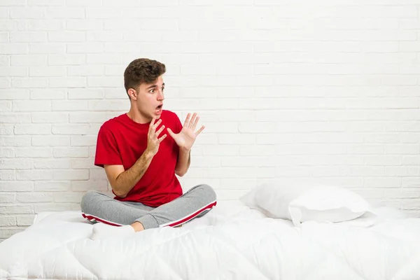 Genç Bir Öğrenci Yatakta Yüksek Sesle Bağırıyor Gözlerini Açık Elleri — Stok fotoğraf