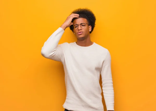 Turuncu Bir Duvarın Ardında Endişeli Bunalmış Genç Bir Afrikalı Amerikalı — Stok fotoğraf