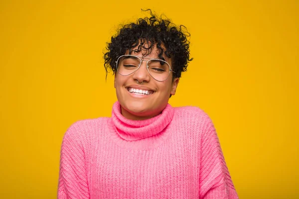 ピンクのセーターを着た若いアフリカ系アメリカ人の女性が笑うと目を閉じて リラックスして幸せを感じる — ストック写真