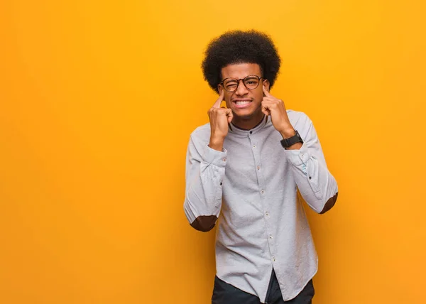 Young African American Man Orange Wall Covering Ears Hands — Stock Photo, Image
