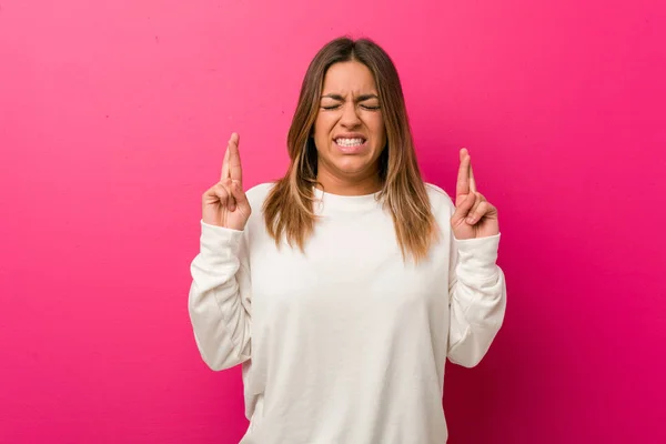 Giovane Autentica Donna Persone Reali Carismatiche Contro Muro Incrociando Dita — Foto Stock