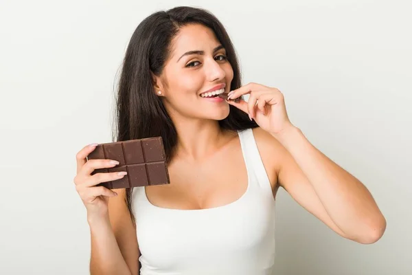 Mujer Hispana Joven Sosteniendo Una Tableta Chocolate — Foto de Stock