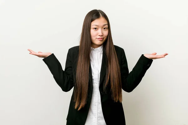 若いです可愛いです中国のビジネス女性疑問や肩をすくめるで質問ジェスチャー — ストック写真