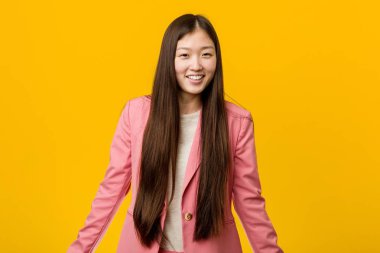 İş elbisesi giyen asyalı genç kadın