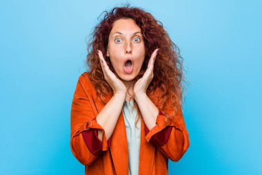 Genç kızıl saçlı zarif kadın şaşırdı ve şok oldu..