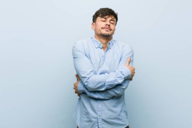 Genç İspanyol iş adamı sarıldı, kaygısız gülümsedi ve mutlu oldu..