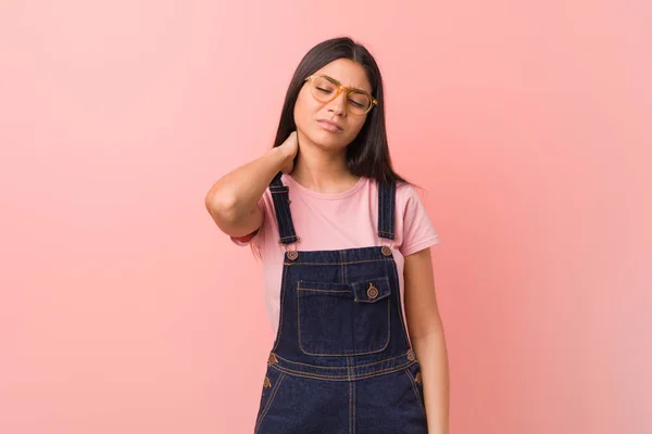 Jovem Mulher Árabe Bonita Vestindo Jeans Dungaree Sofrendo Dor Pescoço — Fotografia de Stock