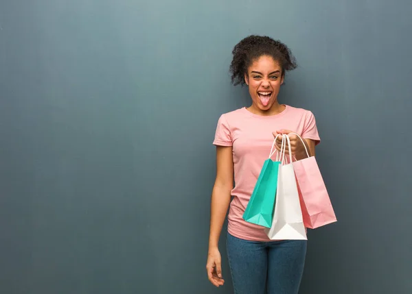 Jonge Zwarte Vrouw Grappig Vriendelijk Tonen Tong Heeft Een Boodschappentas — Stockfoto