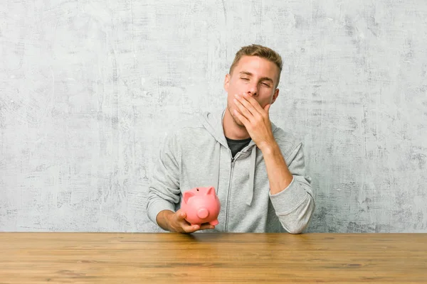 Jeune Homme Économisant Argent Avec Une Tirelire Bâillant Montrant Geste — Photo