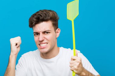 Bir flyswatter kullanarak genç kafkas adam