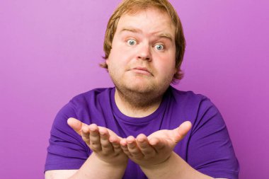 Genç, otantik kızıl saçlı, şişko adam, avuç içi fotokopi alanı tutmaktan etkilenmiş..