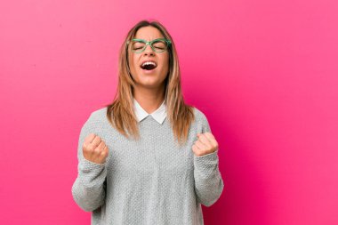 Genç otantik karizmatik gerçek insanlar kadın bir duvara karşı kaygısız ve heyecanlı tezahürat. Zafer kavramı.