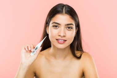 Vücut ısısını ölçen arap genç bir kadının yakın çekim