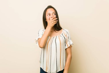 Genç İspanyol kadın bir fotokopi odasına el yordamıyla bakıyor..