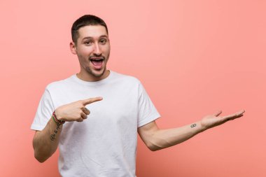 Avucunun içinde fotokopi odası tutan sıradan bir genç heyecanlı..