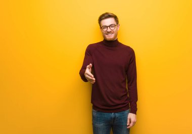 Genç ve zeki bir adam birini selamlamak için uzanır.