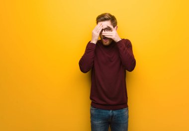 Genç akıllı adam endişeli ve korkmuş hissediyor.