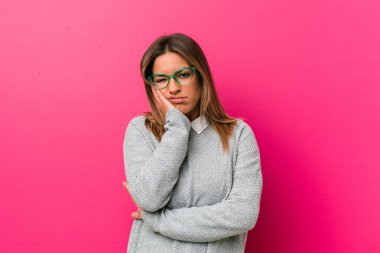 Genç otantik karizmatik gerçek insanlar kadın sıkılmış bir duvara karşı, yorgun ve bir rahatlama günü gerekir.