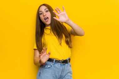 Kızıl saçlı genç kadın yakın bir tehlike yüzünden şoka uğruyor.