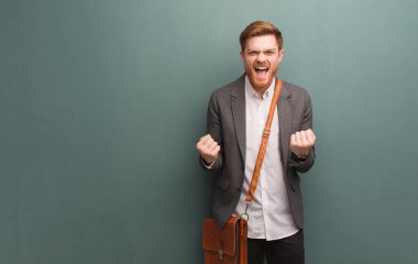 Genç kızıl saçlı iş adamı şaşırdı ve şok oldu.