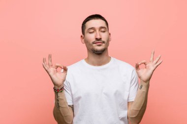 Genç adam yorucu bir günün ardından rahatlıyor, yoga yapıyor..