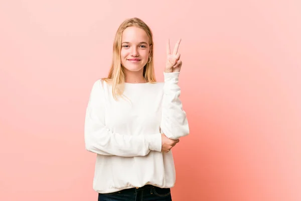 Jovem Loira Adolescente Mulher Mostrando Número Dois Com Dedos — Fotografia de Stock