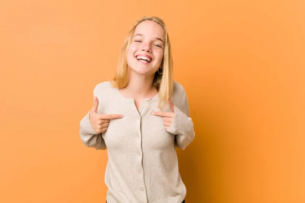 Mulher Adolescente Bonito Natural Surpreendido Apontando Com Dedo Sorrindo Amplamente — Fotografia de Stock
