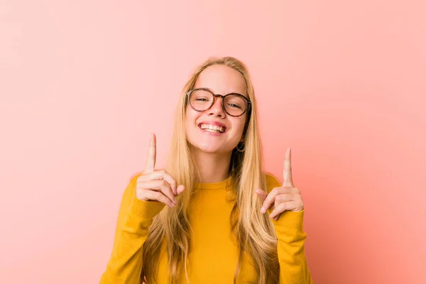 Adorable Adolescente Mujer Indica Con Ambos Dedos Delanteros Hacia Arriba — Foto de Stock