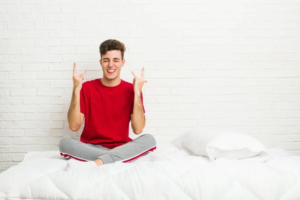 Genç Öğrenci Yatakta Parmaklarıyla Taş Hareketi Yapıyor — Stok fotoğraf