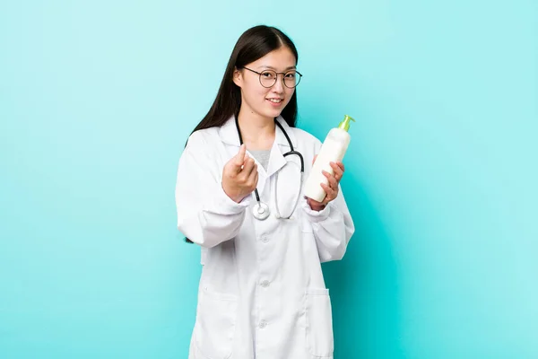 Mladý Asijský Dermatolog Dívka Ukazuje Prstem Vás Jako Pozvání Přijít — Stock fotografie