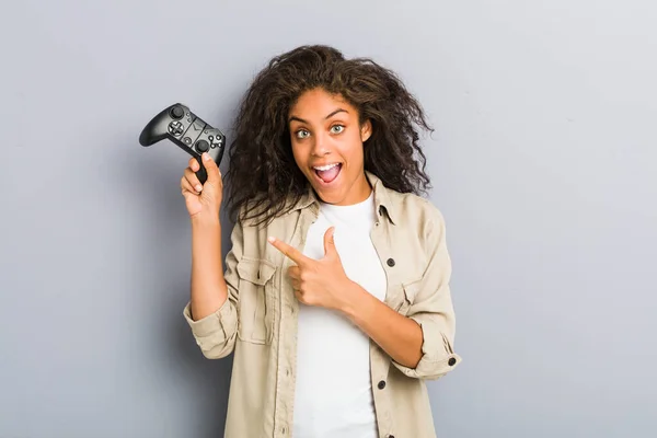 Jonge Afro Amerikaanse Vrouw Met Hoofdtelefoon Spelbesturing — Stockfoto