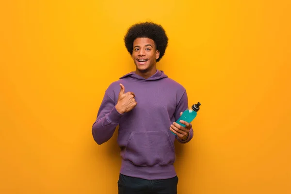 Jovem Homem Fitness Afro Americano Segurando Uma Bebida Energética Surpreso — Fotografia de Stock