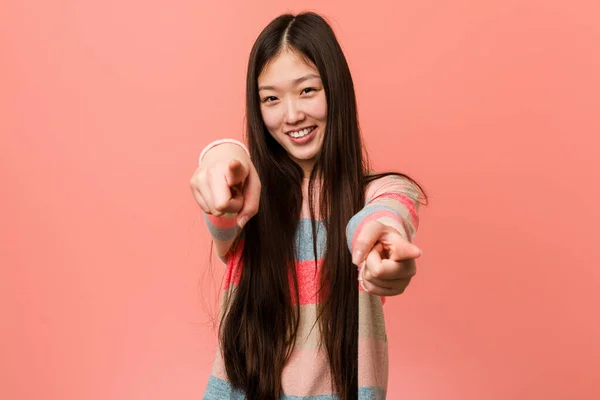 Joven Mujer China Fresca Sonrisas Alegres Apuntando Hacia Frente —  Fotos de Stock