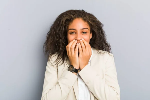 Joven Mujer Negocios Afroamericana Riendo Algo Cubriendo Boca Con Las — Foto de Stock