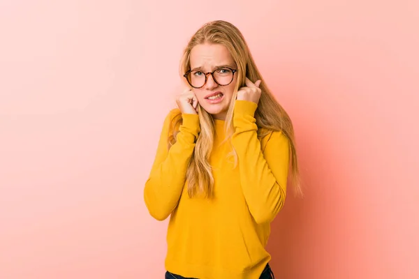 Urocza Nastolatka Zakrywająca Uszy Dłońmi — Zdjęcie stockowe