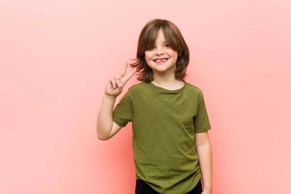 Menino Mostrando Sinal Vitória Sorrindo Amplamente — Fotografia de Stock