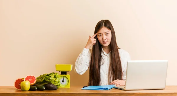 Jeune Nutritionniste Chinoise Travaillant Avec Son Ordinateur Portable Montrant Geste — Photo