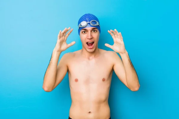 Genç Yüzücü Öfkeyle Bağırıyor — Stok fotoğraf