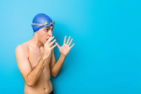 Joven Nadador Grita Fuerte Mantiene Los Ojos Abiertos Las Manos — Foto de Stock