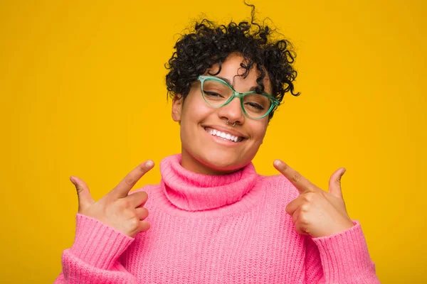 Jovem Afro Americana Vestindo Uma Camisola Rosa Sorri Apontando Dedos — Fotografia de Stock