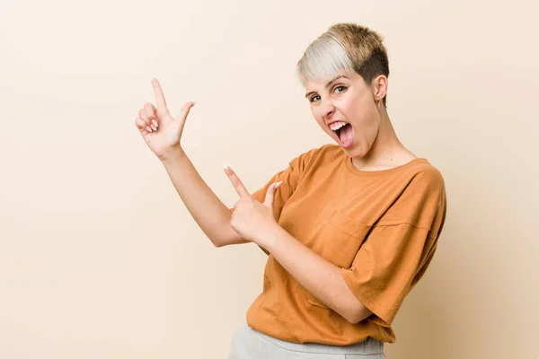 Giovane Donna Size Con Capelli Corti Che Punta Con Indice — Foto Stock