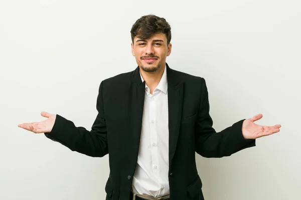Νεαρός Επιχειρηματίας Ισπανός Που Αμφιβάλλει Και Σπρώχνει Τους Ώμους Του — Φωτογραφία Αρχείου