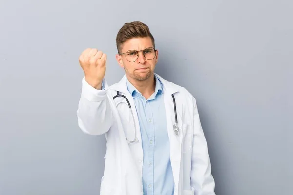 Giovane Medico Uomo Mostrando Pugno Alla Macchina Fotografica Espressione Facciale — Foto Stock