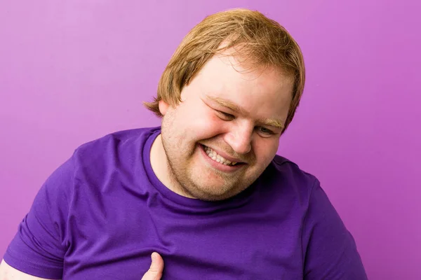 Νέος Αυθεντικός Κοκκινομάλλα Χοντρός Άνθρωπος Γελάει Ευτυχισμένοι Και Έχει Διασκέδαση — Φωτογραφία Αρχείου