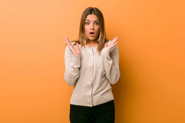 Jonge Authentieke Charismatische Echte Mensen Vrouw Tegen Een Muur Verrast — Stockfoto