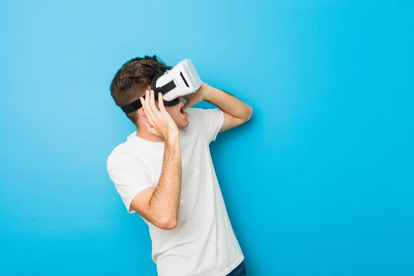 Adolescente Caucasiano Homem Usando Óculos Realidade Virtual — Fotografia de Stock