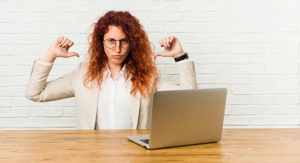 Junge Rothaarige Lockige Frau Arbeitet Mit Ihrem Laptop Fühlt Sich — Stockfoto