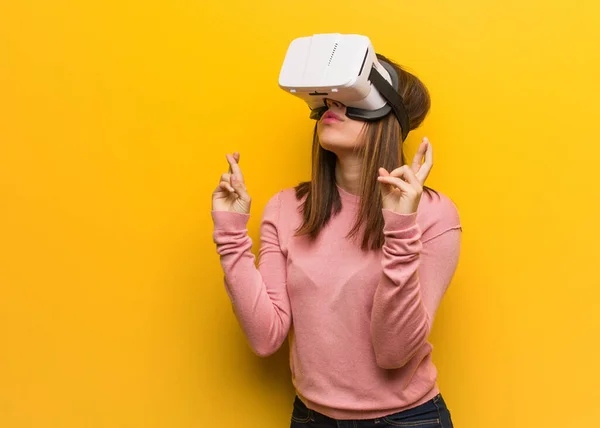 Jong Schattig Vrouw Het Dragen Van Een Virtual Reality Googles — Stockfoto