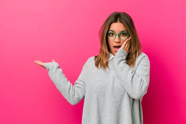 Joven Auténtica Gente Real Carismática Mujer Contra Una Pared Tiene —  Fotos de Stock