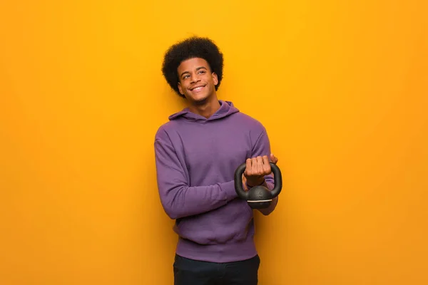 Genç Afro Amerikan Fitness Adamı Elinde Bir Dambıl Gülümsüyor Kollarını — Stok fotoğraf